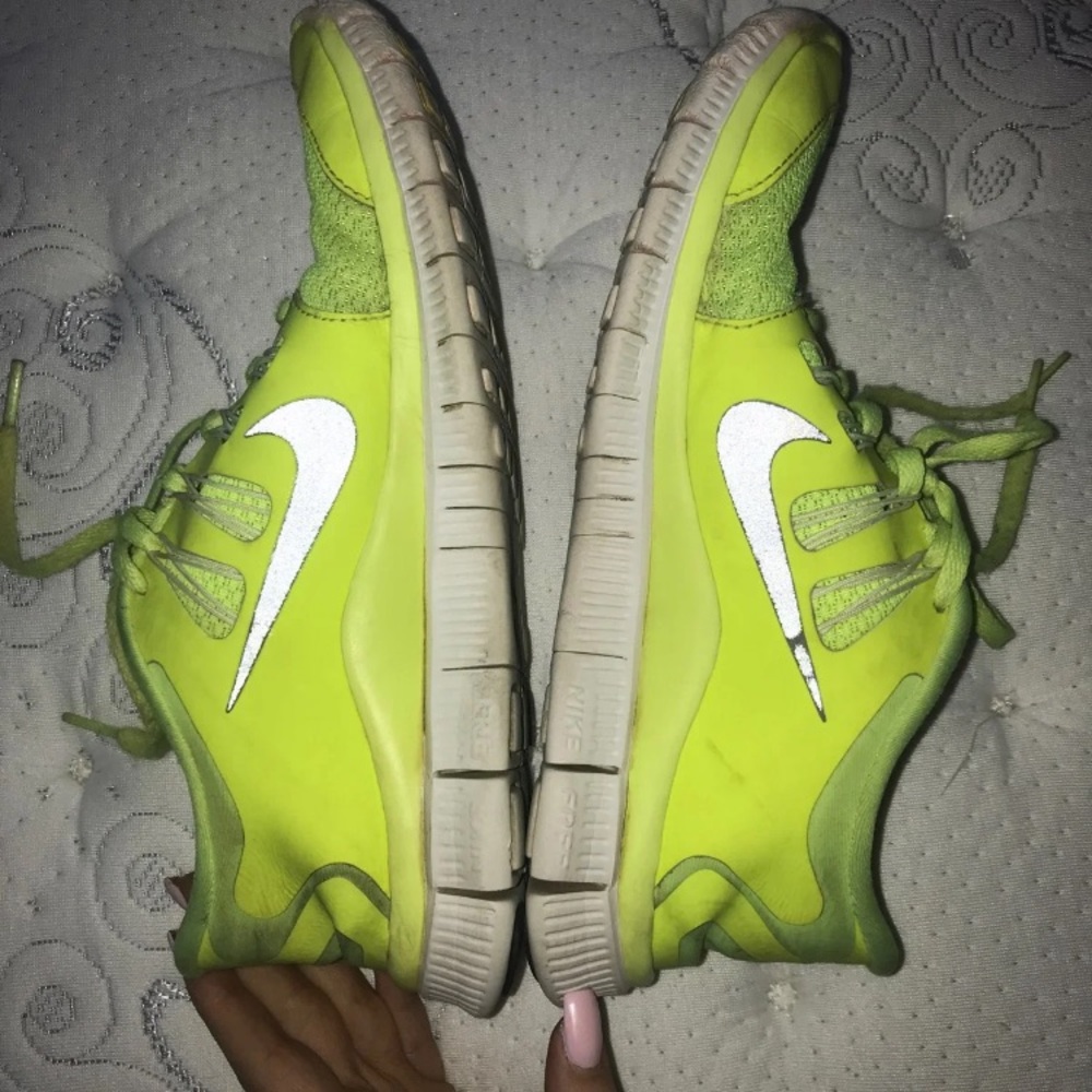 Nike Air Women 5.0 Vibrant Sneaker Size 8